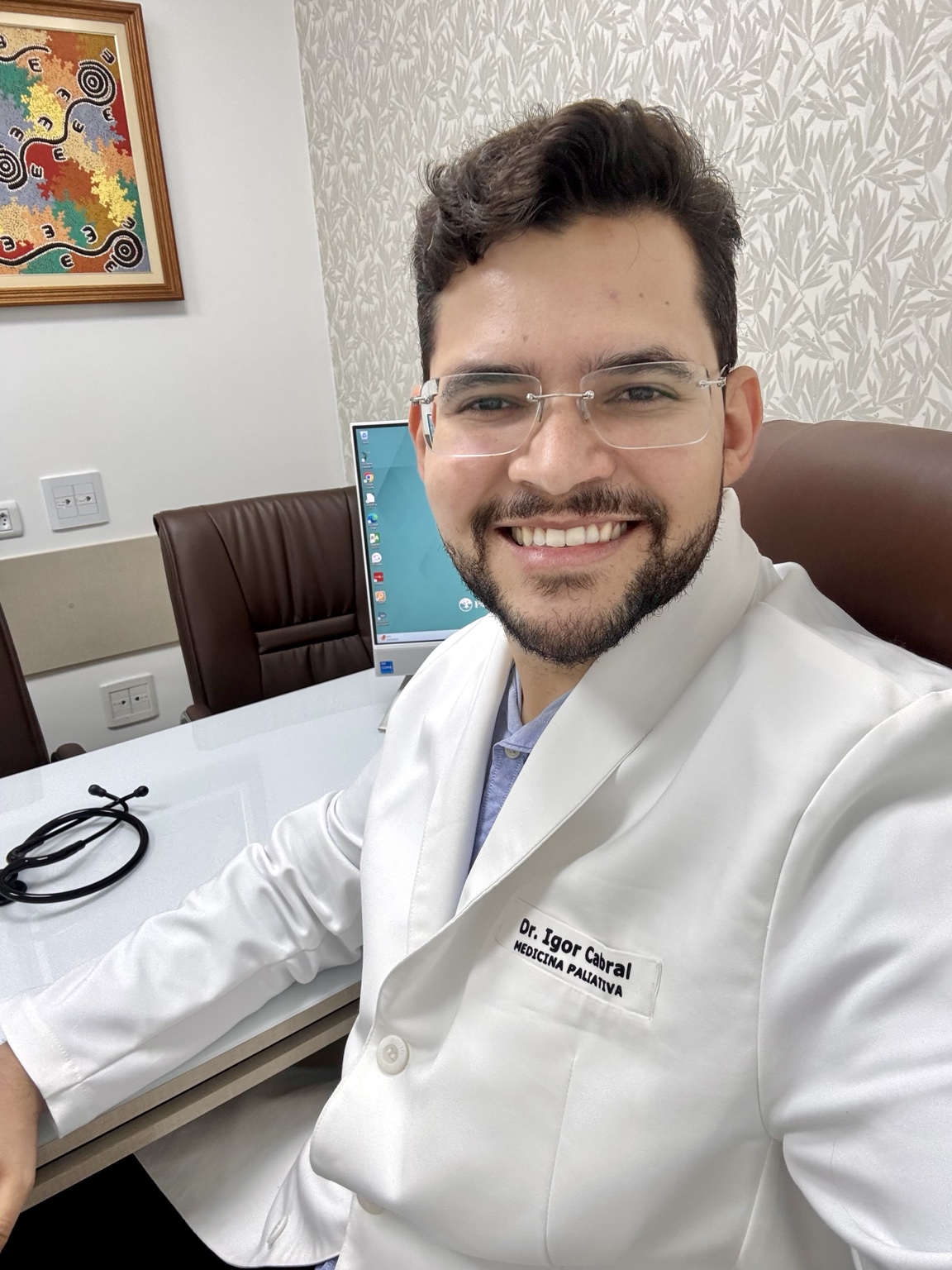 Dr. Igor Cabral em seu consultório